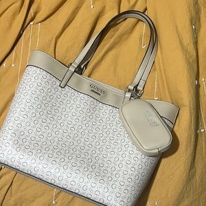 Guess tote